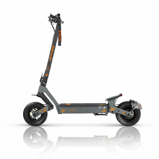 Kukirin g4 Offroad E-Scooter mit Glasreflexion und Reifenschatten, erhältlich in Deutschland, Italien, Spanien, Frankreich und den Niederlanden
